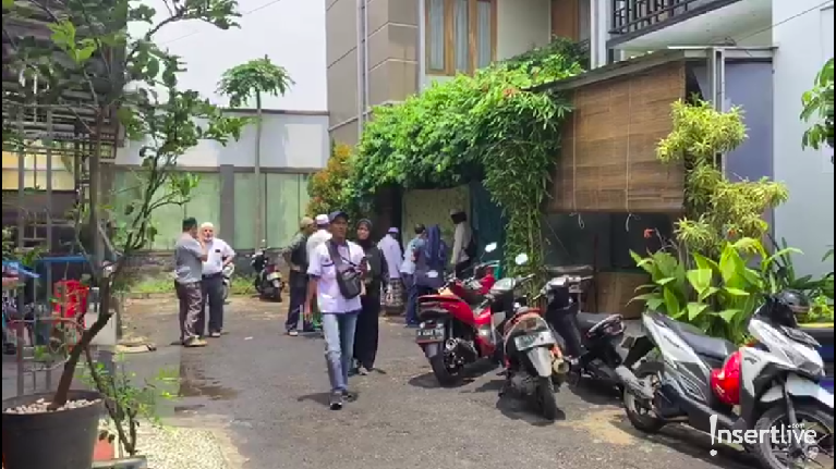 6 Potret Suasana di Rumah Duka Rama Aiphama Penyanyi legendaris Rama Aiphama meninggal dunia pada Rabu (11/3). Jenazah Rama Aiphama disemayamkan di rumah duka di Condet, Jakarta Timur.