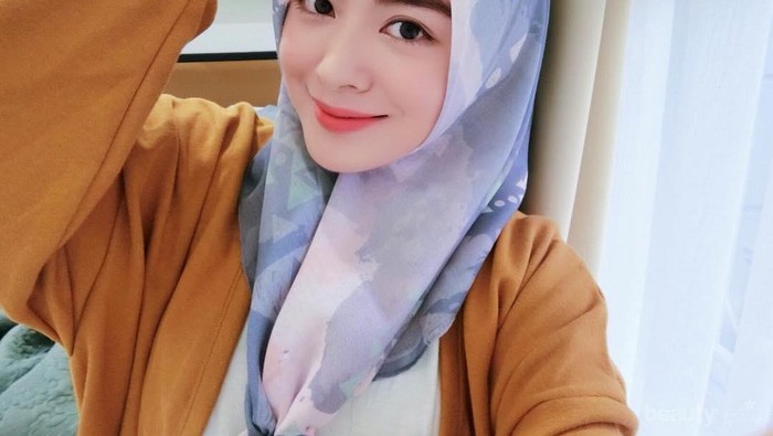 Hijabers Korea Ayana Moon Ini Punya Gaya Hijabers Kasual yang Cocok Buat Kamu yang Feminin!