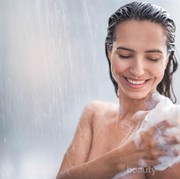 Banyak yang Gak Sadar, Kebiasaan Salah Saat Mandi Ini Bisa Rusak Kulit