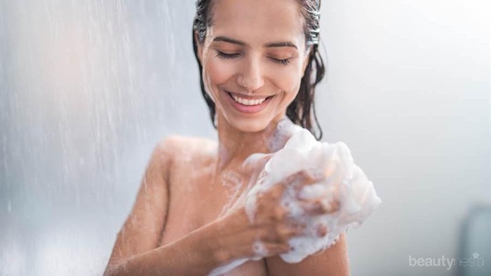 Banyak yang Gak Sadar, Kebiasaan Salah Saat Mandi Ini Bisa Rusak Kulit