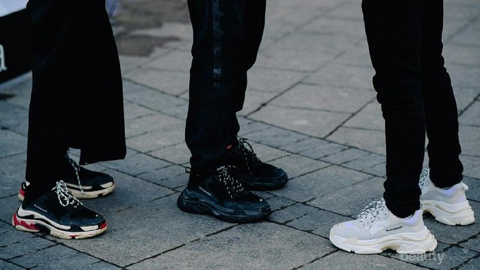 Bakal Menjadi Tren di Tahun 2018, Simak Inspirasi Mix And Match Chunky Sneakers Ini Dulu Yuk!