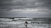 FOTO: Surfing di Pantai 'Nuklir' Fukushima Pantai Minamisoma, di utara Pembangkit Listrik Tenaga Nuklir (PLTN) Fukushima Daiichi yang rusak setelah dihantam gempa dan tsunami pada 11 Maret 2011.