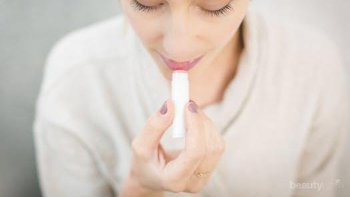 Ladies Wajib Pakai Lip Balm ini ! Dijamin Bibir Kamu Anti Kering dan Pecah-Pecah Ladies Wajib Pakai Lip Balm ini ! Dijamin Bibir Kamu Anti Kering dan Pecah-Pecah