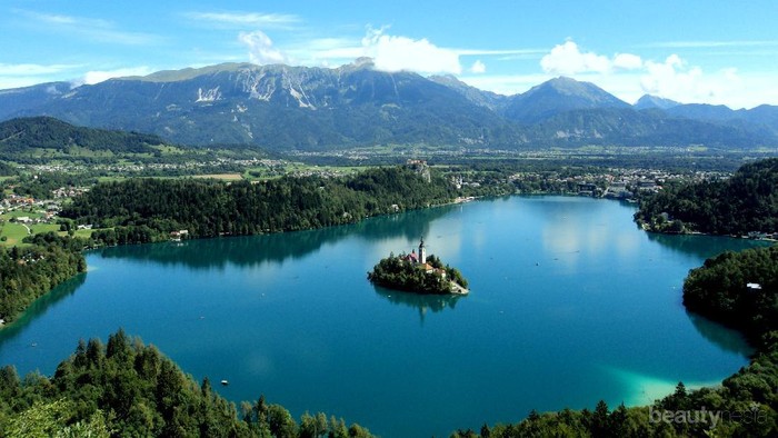 5 Destinasi Wisata Danau Eksotis di Indonesia