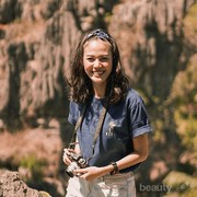 Kamu Punya Jiwa Traveling? 10 Outfit Simple Della Dartyan Ini Bisa Ditiru