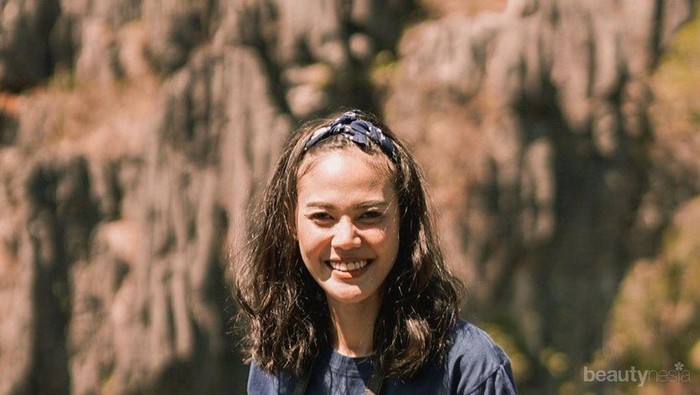 Kamu Punya Jiwa Traveling? 10 Outfit Simple Della Dartyan Ini Bisa Ditiru