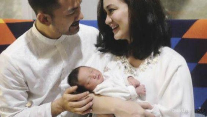 Enggak Nyangka, Pernikahan 7 Pasangan Artis Indonesia Ini Berawal dari Cinlok Lho!