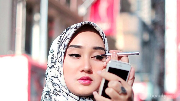 Pakai 4 Produk Wardah Berikut Jika Ingin Make Up Hijab Tetap Awet dan Enggak Luntur Saat Sholat!