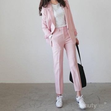 Inspirasi Mix and Match Blazer Warna Pink yang Manis Hingga Swag Abis