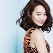 Gaya Fashion Cewek Rambut Keriting yang Bikin Cowok Jatuh Hati!