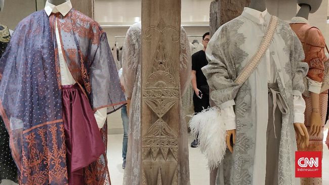 Koleksi teranyar desainer Sapto Djojokartiko fokus pada distorsi-distorsi yang cantik. Beragam motif bordir dan sulam saling bertabrakan di atas sehelai kain.