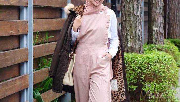 Dari Casual Sampai Formal, Begini Ide Padu Padan Model Outfit Overall Kekinian untuk Hijabers