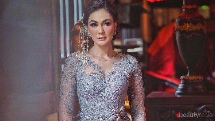 Luna Maya Tampil Cantik bak Pengantin, Akan Segera Menikah?