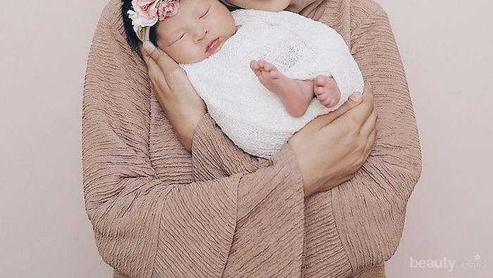 Selalu Tampil Fashionable Saat OOTD, Hijabers Ini Ternyata Juga Sering Foto Lucu Dengan Sang Anak