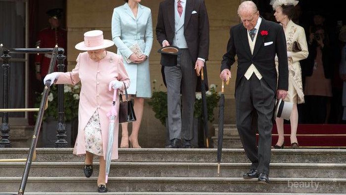 Intip Fakta-Fakta Dress para Royal Family, Enggak Seseram yang Kamu Sangka, Kok!