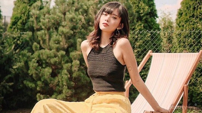 7 Trik Padu Padan High Waisted Pants untuk Tubuh Mungil ala Sonia Eryka