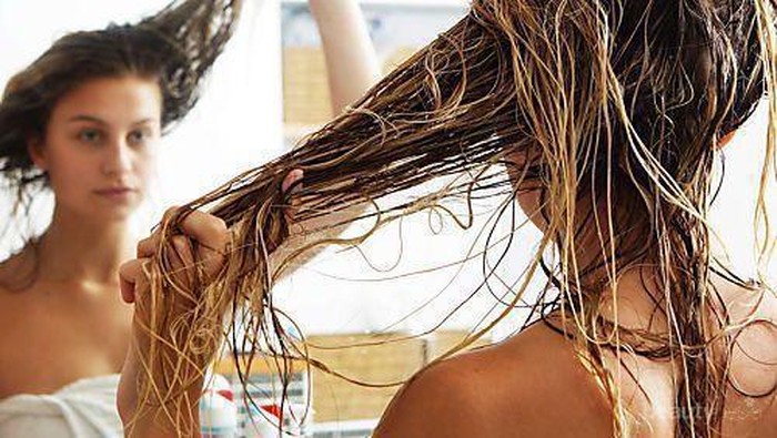 Rambut Kering dan Mudah Patah? 5 Cara Ini Akan Membuat Rambutmu Lebih Sehat Rambut Kering dan Mudah Patah? 5 Cara Ini Akan Membuat Rambutmu Lebih Sehat