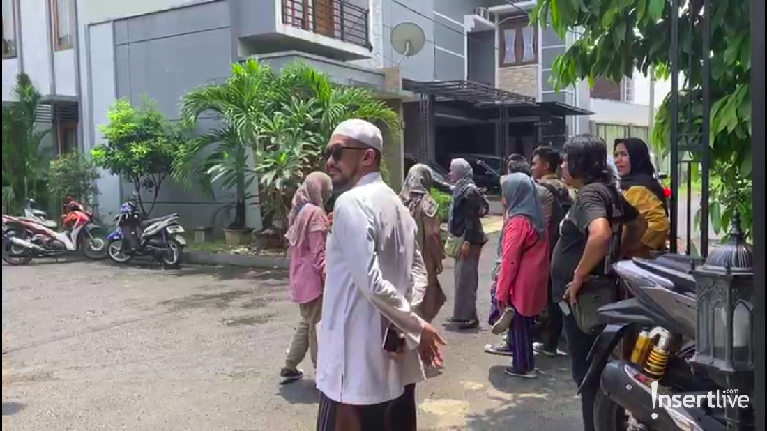 Penyanyi legendaris Rama Aiphama meninggal dunia pada Rabu (11/3). Jenazah Rama Aiphama disemayamkan di rumah duka di Condet, Jakarta Timur.