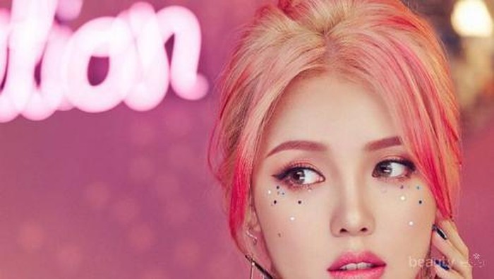 Tampil Chic dengan Eyeliner Warna-Warni, Why Not?