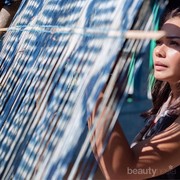 Pesona Adinia Wirasti Berbalut Kain Daerah