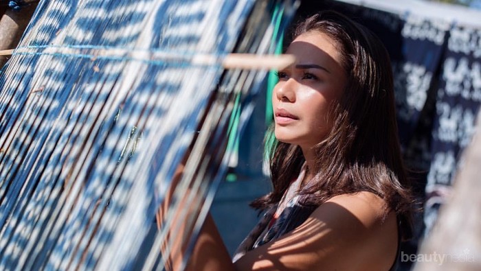 Pesona Adinia Wirasti Berbalut Kain Daerah