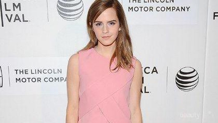 Inspirasi Outfit Seleb Hollywood dalam Nuansa Pink, Manis Banget!