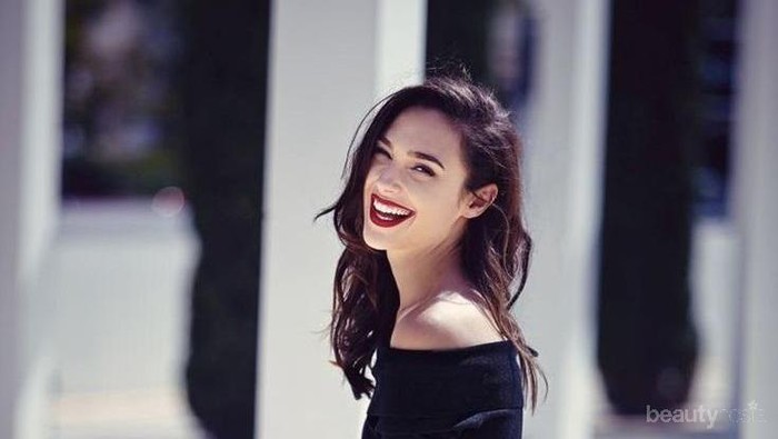 4 Gaya Andalan Gal Gadot, Si Wonder Woman Cantik yang Selalu Curi Perhatian