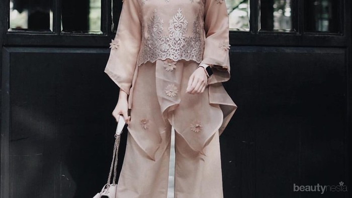 Tampil Makin Hits dengan Blouse Organza Ala Aghnia Punjabi? Intip Inspirasinya yuk Ladies!