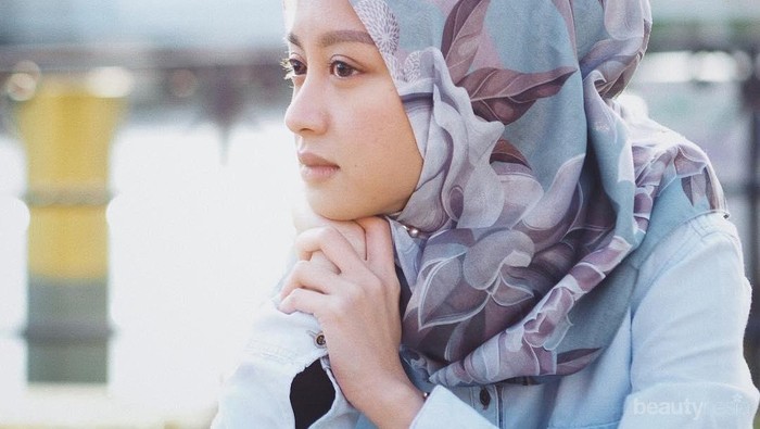 Hijab Kesayangan Bolong Karena Jarum? Simak Tips Mengatasinya!