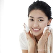 Ladies, Ini Dia Sabun Cuci Muka Drugstore yang Ampuh Mencerahkan Wajah!