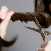 Malas Potong Rambut? Inilah Alasan Kenapa Kamu Perlu Memotong Rambut Secara Rutin, Ladies!