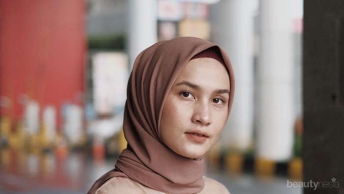 Mau Rambut Tetap Rapi dan Tidak Keluar-Keluar Saat Berhijab? Ikuti Tips Ini!