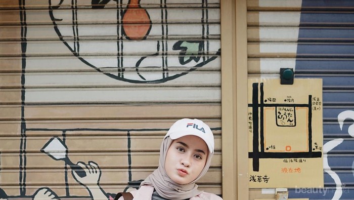 Dari Sporty Hingga Feminine, Tips Memadukan Gaya Hijab dengan Topi Ini Bisa Kamu Contek