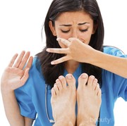 Hiiii! Jangan Sampai Kamu Bau Kaki, Begini Trik Mengatasinya!