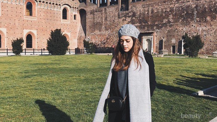 Tanpa Terlihat Boyish, Begini Padu Padan Style dengan White Sneakers untuk Segala Situasi