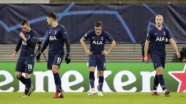 Tottenham's Giovani Lo Celso, Erik Lamela, Harry Winks and Eric Dier, from left, stand disappointed after they received the opening goal during the Champions League round of 16, 2nd leg soccer match between RB Leipzig and Tottenham Hotspur in Leipzig, Germany, Tuesday, March 10, 2020. (AP Photo/Michael Sohn)