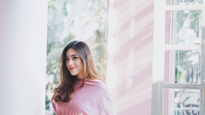 Unik, Gaya Selebgram Saat Nongkrong di Mall Ini Harus Banget Kamu Tiru Biar Kamu Terlihat Keren