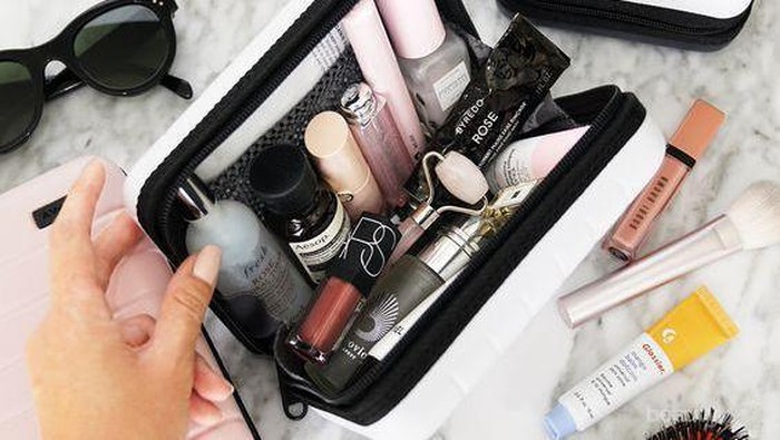 Mau Liburan ala Backpacker? Bawa Alat Makeup Anti Ribet Berikut Yuk!