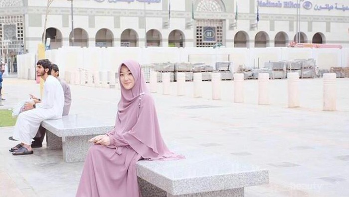 Ide Padu Padan Hijab Syar'i Warna Pastel Untuk Remaja Ala Larissa Chou