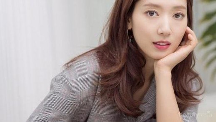 Wajah Kusam Kembali Cerah dengan Rekomendasi 5 Essence Pencerah Wajah Berikut Ini!