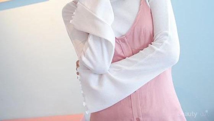 Sst, Padu Padan Bell Sleeve Shirt Ini Bisa Bikin Lengan Jadi Terlihat Lebih Kurus Lho