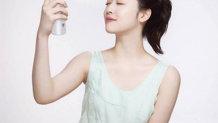 Ladies, Aman Enggak Sih Memakai Setting Spray Setiap Hari? Cari Tahu yuk!