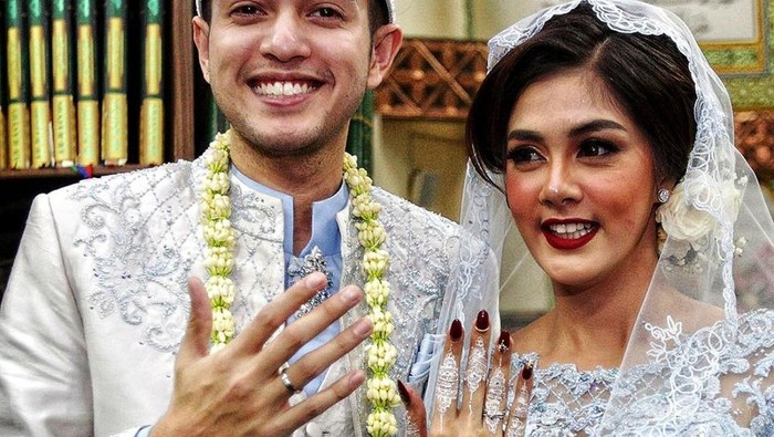 Ganteng Abis! 6 Artis Indonesia Ini Ternyata Telah Menjadi Duda Sebelum Usia 30 Tahun, Lho!