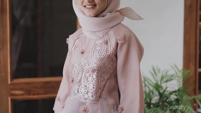 Rekomendasi Warna Hijab Kekinian yang Lagi Populer Banget Digunakan untuk Acara Lamaran