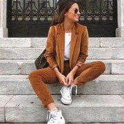 Biar Makin Kece, 4 Padu Padan Converse dan Gaya Formal Ini Menarik Dicoba!