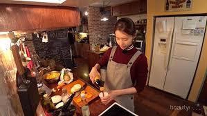 Pintar Masak, 4 Idol Korea Ini Jadi Sosok yang Siap Bangun Rumah Tangga