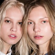 Highlighter Powder VS Highlighter Stick: Mana yang Lebih Oke? Ini Jawabannya Ladies!