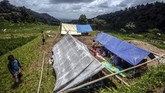FOTO: Sejumlah Rumah Rusak Akibat Gempa Sukabumi Gempa berkekuatan magnitudo 5 mengguncang Sukabumi, Selasa (10/3). Sejumlah rumah di Kabupaten Sukabumi dan Bogor rusak. Tiga orang terluka dalam peristiwa itu.