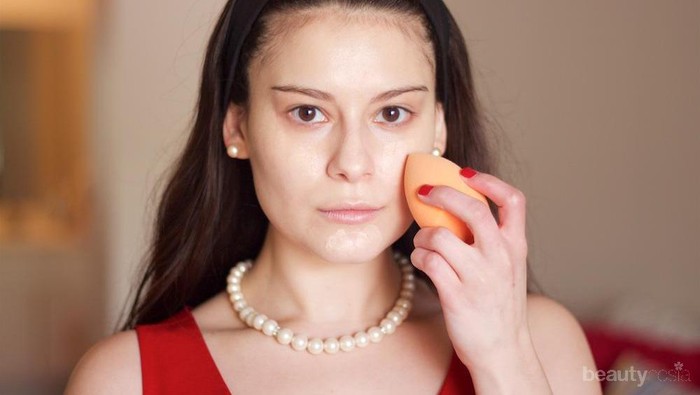 Jangan Menangis Saat Salah Beli Warna Foundation, Langsung Akali Saja dengan Cara Ini!