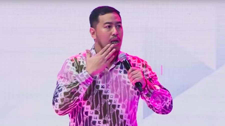 Pandji Pragiwaksono cerita soal adegan ciuman dengan Sophia Latjuba dan Bagus "Netral' dalam film komedi Comic 8: Casino Kings, Part 2.